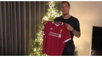 Van Dijk posa con su nueva camiseta. Un gran regalo para Liverpool en esta Navidad.