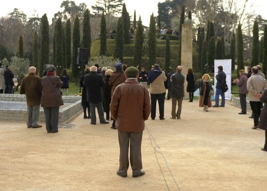La gente se acercó al Jardín del Retiro en Madrid para recordar a las víctimas