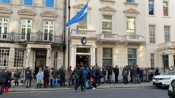 En la embajada argentina en Londres hubo colas de hasta una hora para votar.