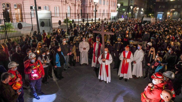 Centenares participaron del Vía Crucis