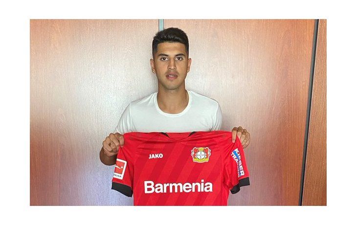 Exequiel Palacios posa con la camiseta de su nuevo club. el Bayer Leverkusen.