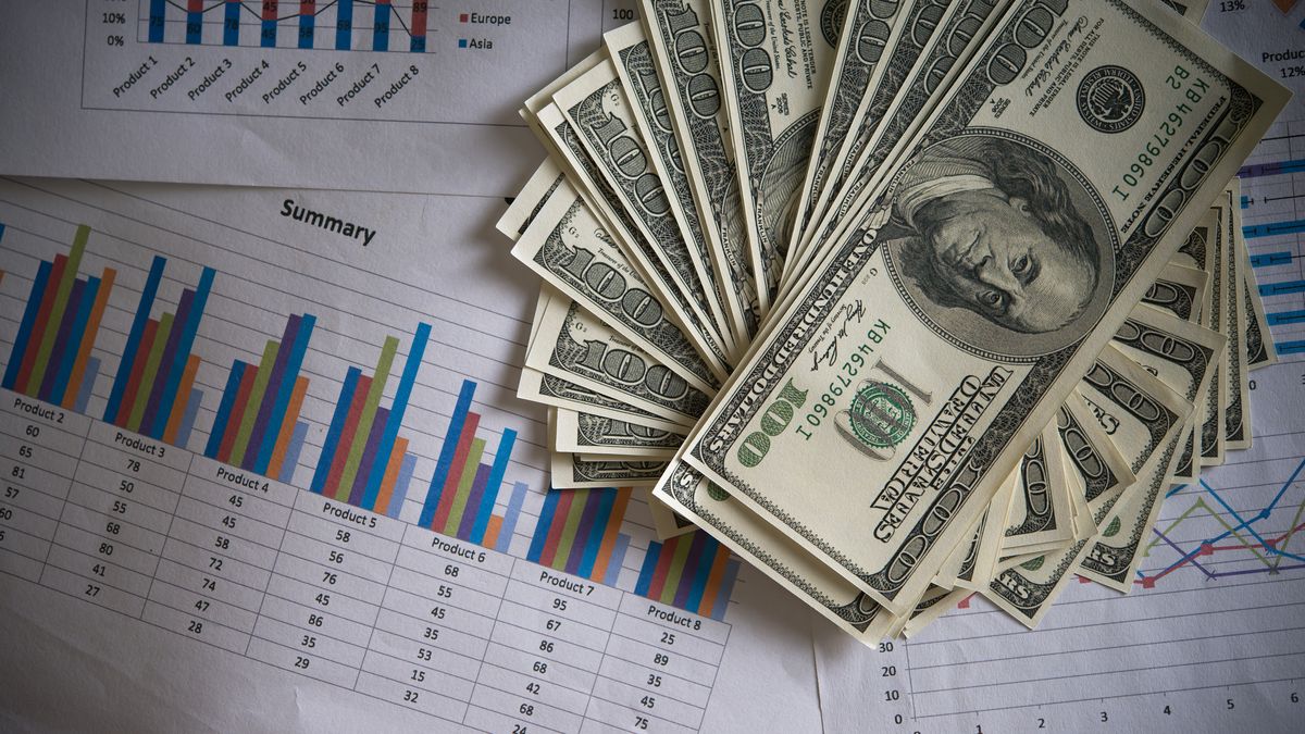 What value does the market expect for the dollar at the end of the year?