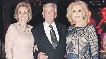 BENEFICENCIA. Miriam Bagó, José Lanés y Mirtha Legrand, en la cena de la Fundación del Hospital Fernández en el Hotel Intercontinental.