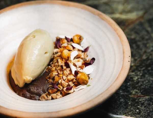 Una sopa de chocolate elaborada con cacao al 60%, servida con una delicada crema de sambayón y trozos de avellanas caramelizadas. Una sopa de chocolate elaborada con cacao al 60%, servida con una delicada crema de sambayón y trozos de avellanas caramelizadas.