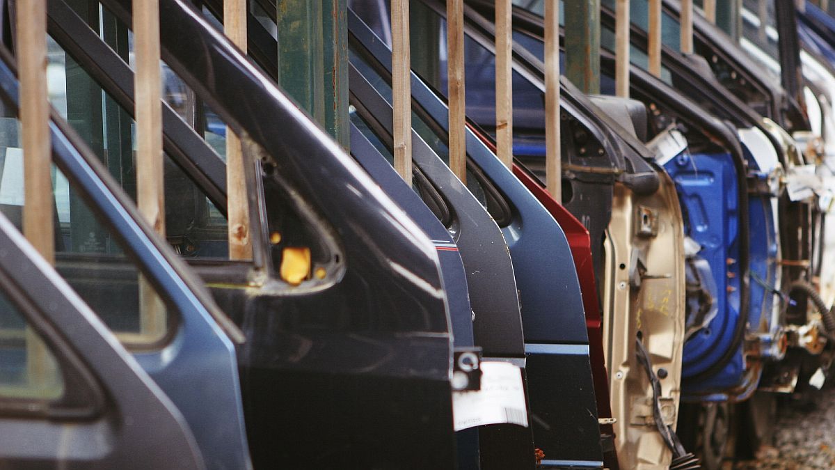 Automotive companies complain about the obstacles to paying for imports and warn that they can stop production