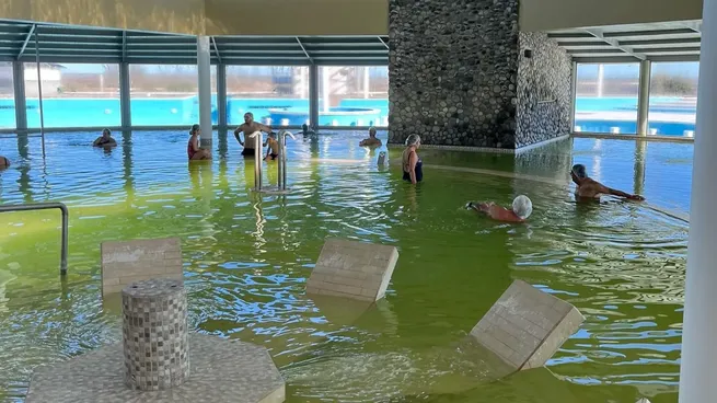 Las Termas de Carhué ofrecen aguas salinas y barro terapéutico en un entorno natural único dentro de la provincia de Buenos Aires.