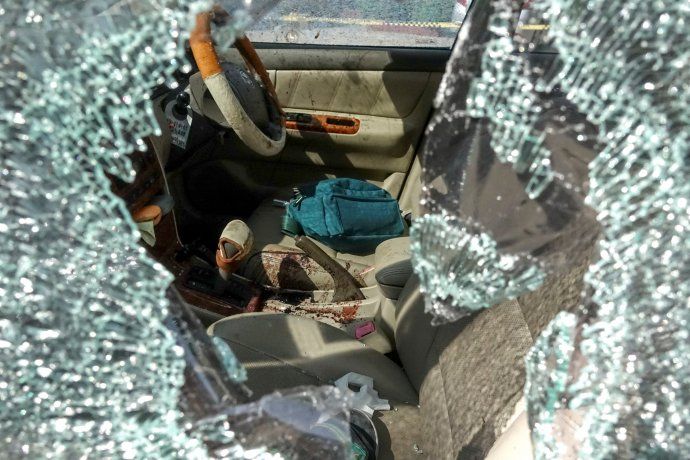 Así quedó un auto atacado a tiros por el soldado que asesinó a 29 personas en un shopping en Tailandia.
