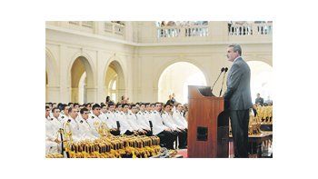 El ministro de Defensa, Agustín Rossi, anunció ayer en un acto de graduación en el Colegio Militar que el Gobierno promoverá la creación de una universidad de la defensa sobre la base de los institutos militares que ya tienen las Fuerzas Armadas.