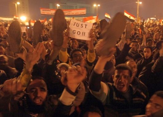 Tras el anuncio de Mubarak, manifestantes volvieron a pedir la renuncia del mandatario.