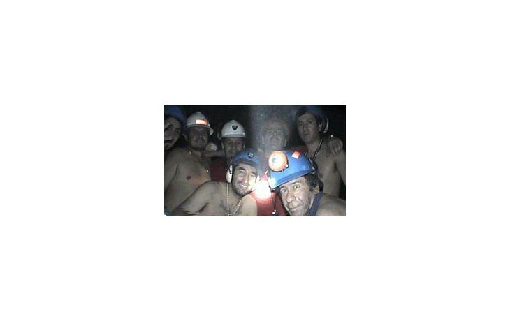 Los 33 mineros que permanecen atrapados comenzaran a recibir entrenamiento comunicacional