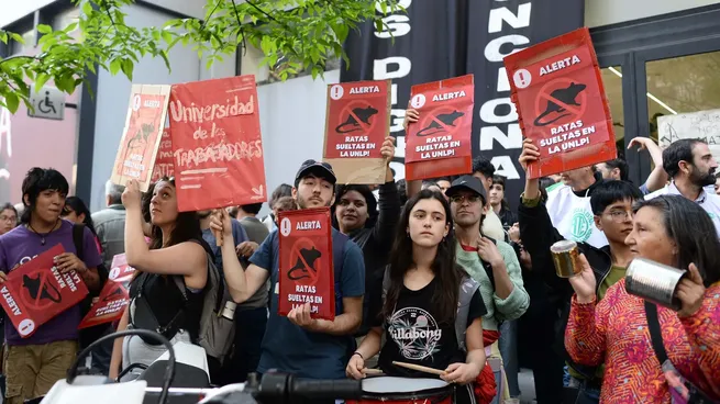 Manifestantes rodearon las inmediaciones del edificio de la UNLP.