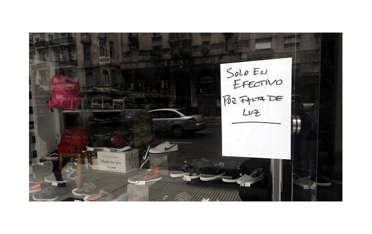 Suspenden cortes programados, pero miles de usuarios siguen sin luz