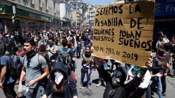 En un hecho llamativo, ni el estado de excepción, ni el toque de queda ni la detención de cientos de manifestantes logra frenar la ola de protestas y los disturbios en Chile.