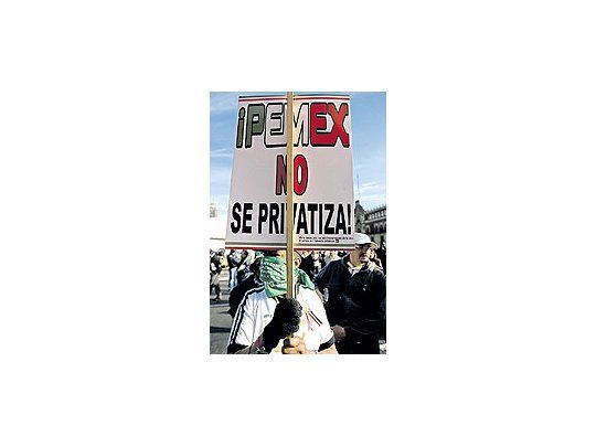 La nueva norma petrolera generó manifestaciones en lascalles de México DF y una fuerte batahola en Diputados.Aunque tibia, la entrada del capital privado en el negocioquiebra un tabú de décadas.