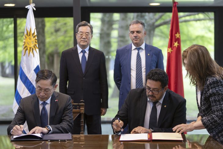 El secretario de la Presidencia, Alejandro Sánchez, y el embajador de China, Huang Yazhong, firmaron un tratado de cooperación económica y técnica. El secretario de la Presidencia, Alejandro Sánchez, y el embajador de China, Huang Yazhong, firmaron un tratado de cooperación económica y técnica.