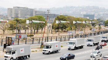 caravana. Una veintena de camiones de la Cruz Roja y de la Media Luna Roja trasladaron el material sanitario desde el aeropuerto de Caracas.