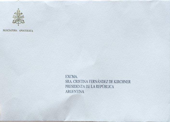 Sobre con la carta de Francisco dirigida a Cristina.