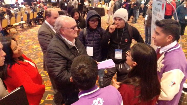 Ignacio de Mendiguren junto a los estudiantes que se acercaron a la feria del sector minero. Ignacio de Mendiguren junto a los estudiantes que se acercaron a la feria del sector minero.