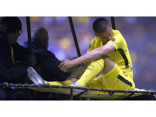 Darío Benedetto se rompió los ligamentos cruzados de su rodilla derecha.