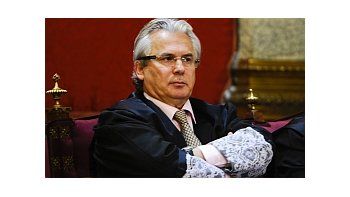 El juez español Baltazar Garzón en el banquillo de los acusados.