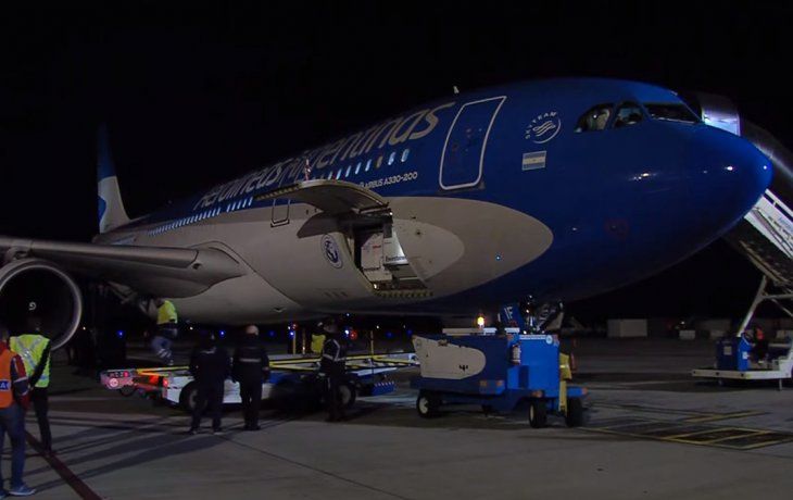 Llegó un vuelo de Aerolíneas Argentinas con más de 700 mil dosis de Sinopharm desde China