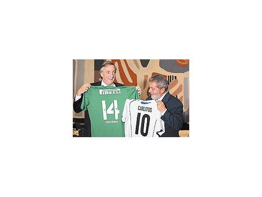 La pasión futbolistica no estuvo ausente en el encuentro de los presidentes de Brasil y laArgentina. Lula le obsequió a Kirchner camisetas del Corinthians y el Palmeiras.
