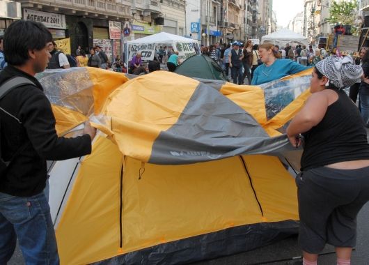 Tras 21 horas, levantaron acampe en pleno Microcentro (foto 1)
