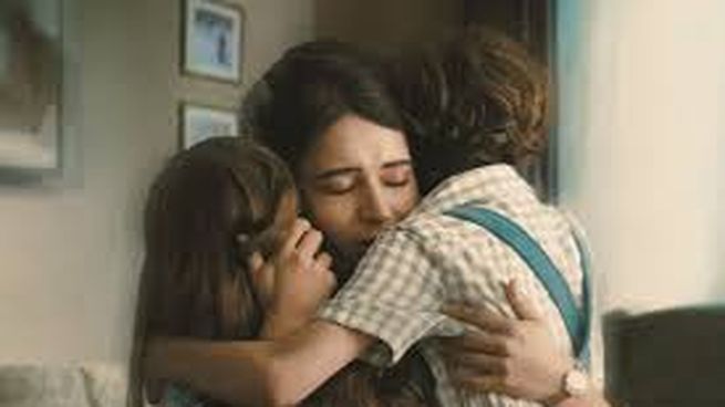 Basada en un caso real que salió a la luz escrito por su propia protagonista, la hija secuestrada junto a su hermanito, está dirigida con delicadeza y maestría por la gran Lucía Puenzo. 