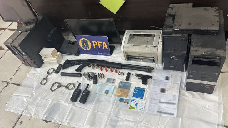 Parte del botín decomisado de armas y dinero. Parte del botín decomisado de armas y dinero.