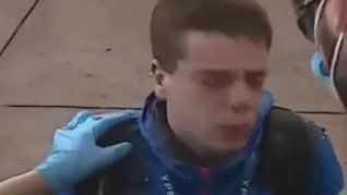 Antonio Becerra, atendido por personal médico tras ser alcanzado por gases lacrimógenos durante la represión en la marcha de jubilados frente al Congreso.