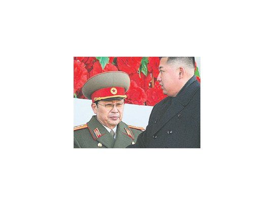 El dictador Kim Jong- un junto a su tío, Jang Song-thaek, en una de sus últimas apariciones públicas.