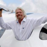 Impulsado por su visión futurista, Richard Branson llevó su imperio a explorar el turismo espacial. Impulsado por su visión futurista, Richard Branson llevó su imperio a explorar el turismo espacial.