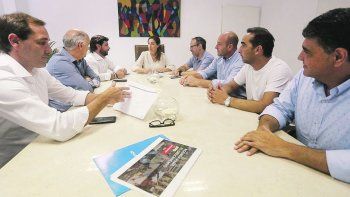 mesa chica de alcaldes. Julio Garro (La Plata), Néstor Grindetti (Lanús), Diego Valenzuela (Tres de Febrero), Martiniano Molina (Quilmes) y Jorge Macri (Vicente López) fueron recibidos ayer por Vidal y Salvai.