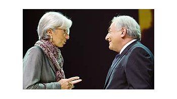 El Director del FMI, Dominique Strauss-Kahn, dialoga con la ministra de Finanzas francesa, Christine Lagarde.