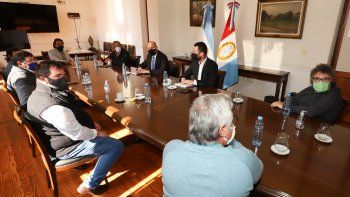 El gobernador Omar Perotti mantuvo ayer una serie de encuentros con referentes de cooperativas santafesinas a las que la empresa les debe cerca de 10 mil millones de pesos.