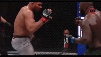 UFC: le partió el labio con un brutal derechazo