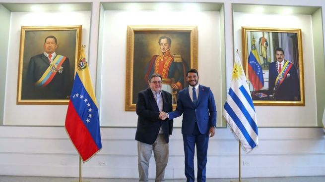 De izquierda a derecha: el embajador de Venezuela, Eber Da Rosa y el el vicecanciller venezolano para asuntos de América Latina, Rander Peña.