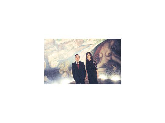 Cristina de Kirchner recibió ayer al primer ministro chino, Wen Jiabao, en el Salón de Pinturas Argentinas del Bicentenario (Salón Azul), de la Casa Rosada. La Presidente dijo que ambos Gobiernos «se comprometieron a actuar para incentivar la demanda y asegurar el crecimiento».