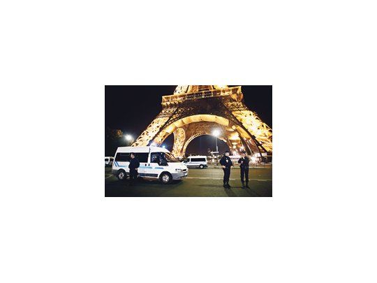 La Torre Eiffel fue desalojada anoche por unas horas, luego de que se recibió un aviso de bomba, al tiempo que el Senado francés aprobaba la prohibición del velo integral. Más tarde, otra alerta obligó a desalojar la estación de subte Saint-Michel.