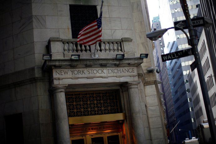 Wall Street cae por toma de ganancias tras sesión récord, pero se dirige a marcar una semana positiva