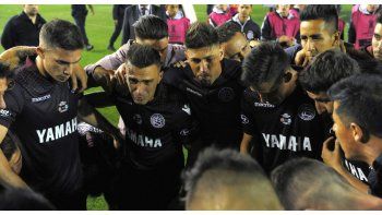 Velázquez arenga a sus compañeros luego de la dura derrota frente a Gremio.