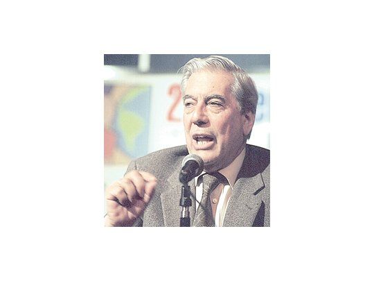 Desde Nueva York, Mario Vargas Llosa agradeció ayer a la Academia Sueca su largamente postergado Premio Nobel e ironizó ante periodistas: «Pensé que era una broma».