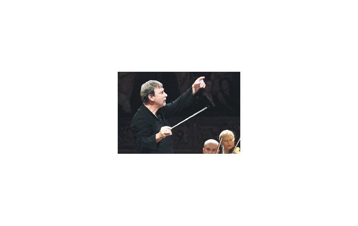 El director Okko Kamu al frente de  la Orquesta Sinfónica de Lahti hizo notables versiones de obras de Sibelius y Beethoven.