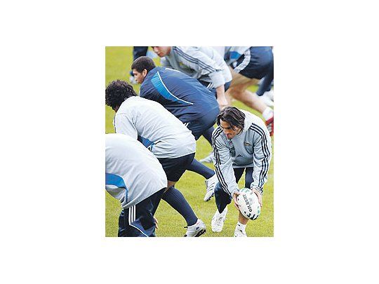 Agustín Pichot en pleno entrenamiento de Los Pumas. Loffredaespera la recuperación del talentoso Hernández.