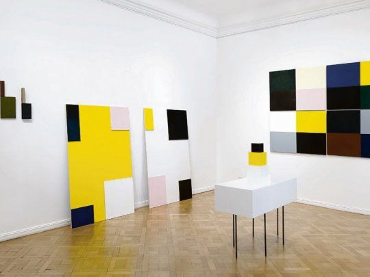 Andrés Sobrino. Un rincón de la Smart Galley donde expone su última producción abstracta.