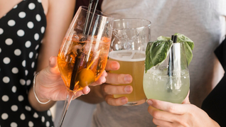 Las bebidas alcohólicas menos calóricas son aquellas que contienen menor graduación de alcohol.