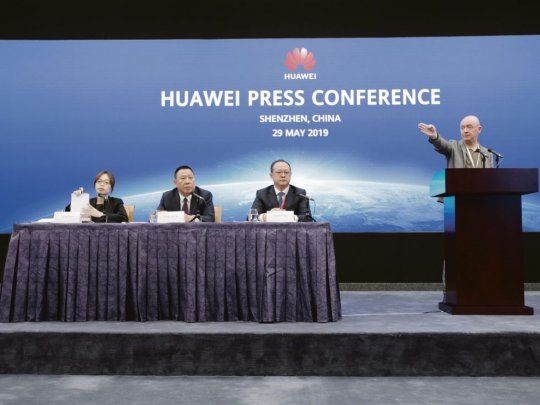 testimonios. El director jurídico de Huawei, Song Liuping, y el presidente para Europa Oriental de la compañía brindaron ayer una conferencia de prensa sobre la acción legal que la empresa tomó contra Estados Unidos.