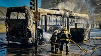 Brutal incendio de un colectivo en Constitución.