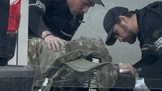 Uno de los integrantes del cuerpo de la Guardia Nacional luego de recibir el impacto de bala. Uno de los integrantes del cuerpo de la Guardia Nacional luego de recibir el impacto de bala.