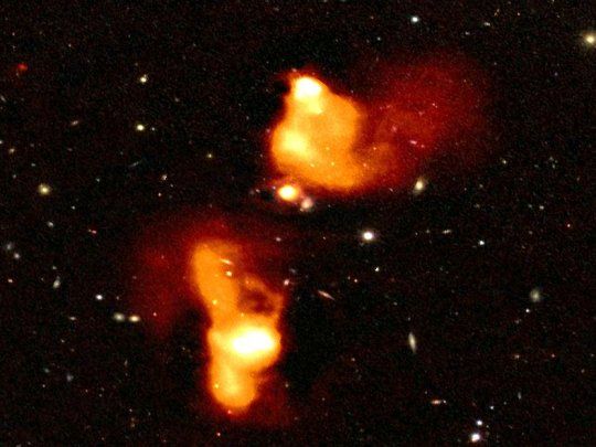 Chorro gigante de partículas energéticas expulsadas de un agujero negro supermasivo.